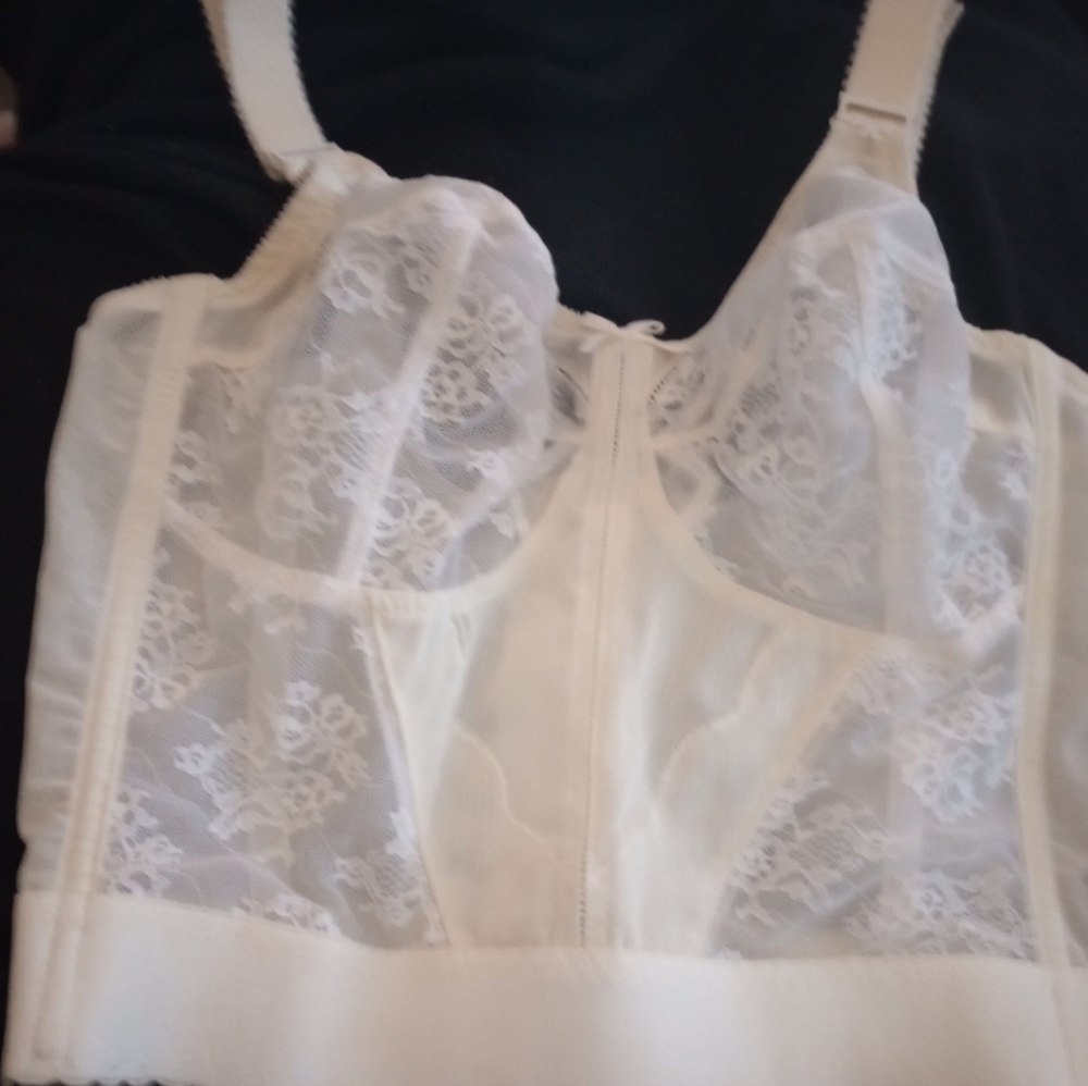 BALI 3300 BRA. UNWORN VINTAGE 36D. LACY WHITE